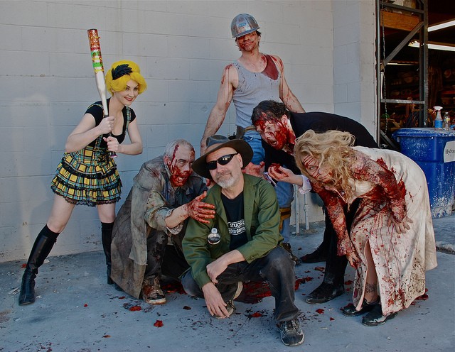 John Skipp qui fut l'un des principaux écrivains impliqués dans le mouvement "splatterpunk" des années 80 a bien avancé dans la préparation de son premier long-métrage, en partie tourné, le musical d'horreur "Rose : The 3-D Zombie Puppet Musical"... (voir