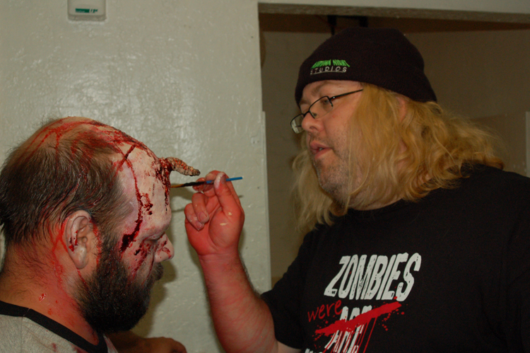 ... centre ville, un paisible dimanche matin. La clientèle se compose des habituels alcooliques, paumés et autres âmes perdues. La traditionnelle Happy Hour sera vite terminée, cependant, quand un lot de Mezcal frelaté.....