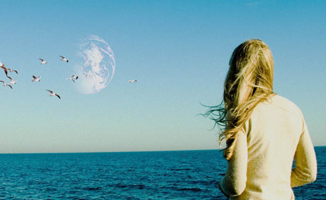 "Another Earth", un drame sentimental de SF ovationné au Sundance Film Festival sortant cet été aux USA.... (suite ci-dessous)