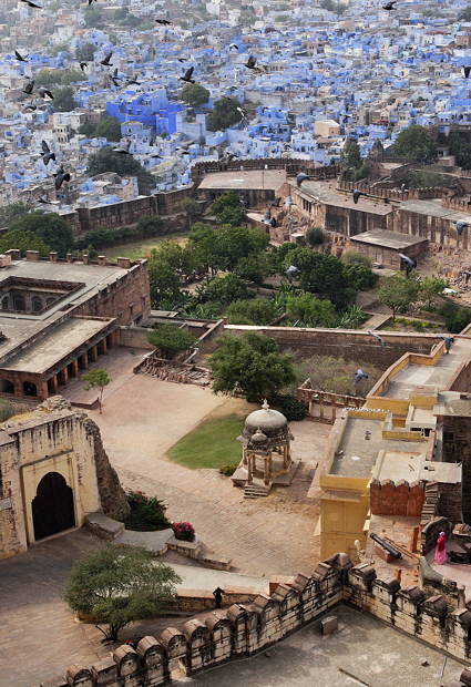 .....abritant une multitude de palais, dominant une ville avec de nombreuses maisons badigeonnées de bleu....