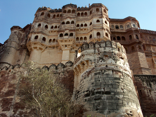 ..... quelques scènes dans le magnifique et célèbre Mehrangar, fort majestueux perché sur une colline de 125 mètres, citadelle la plus impressionnante du Rajasthan....