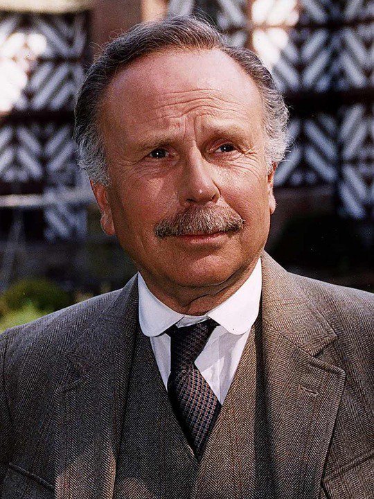 Edward Hardwicke, le comédien britannique qui avait tenu le rôle du docteur Watson au cours des années 80 et 90 est mort le 16 mai dernier.... (voir ci-dessous)