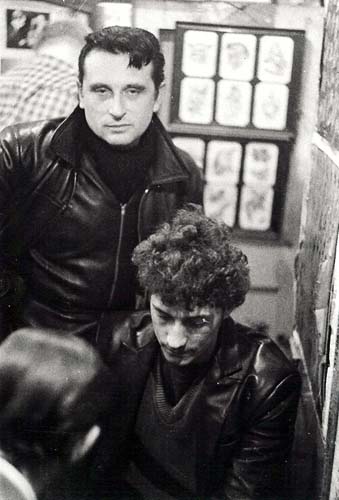 Jean Boullet en 1965, dans sa librairie Le Kiosque