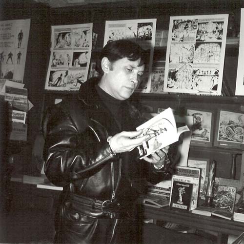 Jean Boullet en 1965, dans sa librairie Le Kiosque