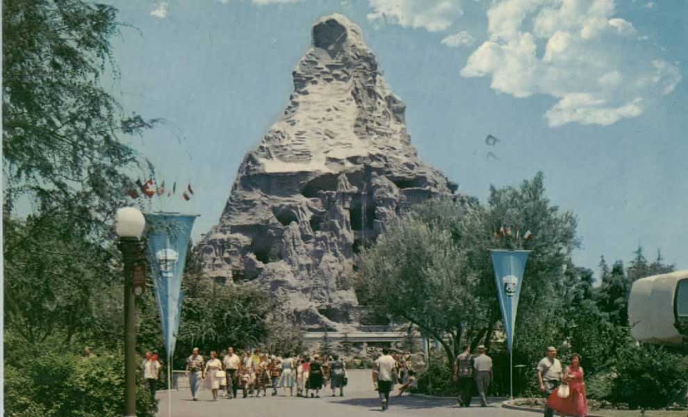 L'attraction, la première à sensation de Disney, où elle fut ajoutée en 1959, est constituée de deux montagnes russes en métal imbriquées.