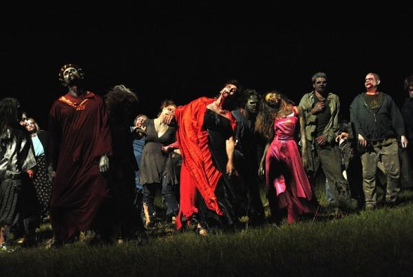 Dans "Christmas With the Dead", premier long-métrage du scénariste T.L. Lanford,  en postproduction, un veuf voit son épouse et leur enfant ressusciter sous forme de zombies...