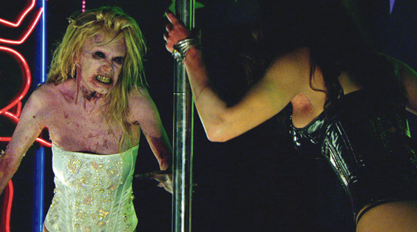 Stagiaire sur "Puppet Master vs Demonic Toys" de son père Ted Nicolaou, Alex Nicolaou fait ses débuts de réalisateur avec "Zombies vs Strippers", une nouvelle production de Full Moon.... (suite ci-dessous)