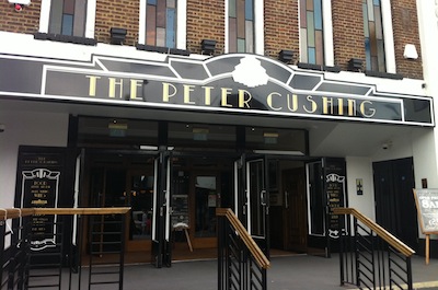 le bar Peter Cushing