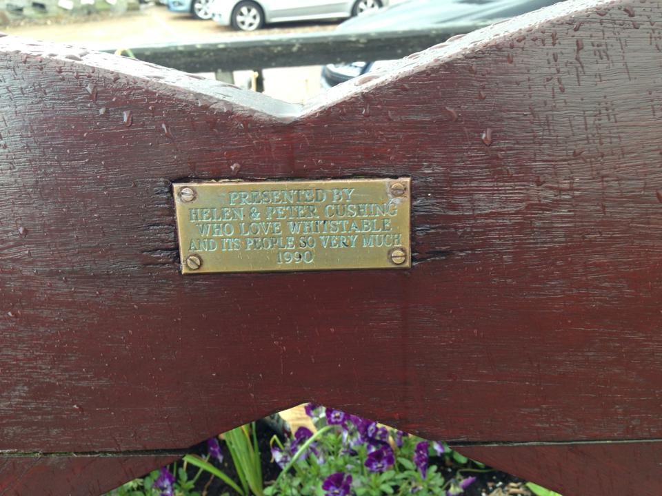 le banc offert par Peter et Helen Cushing