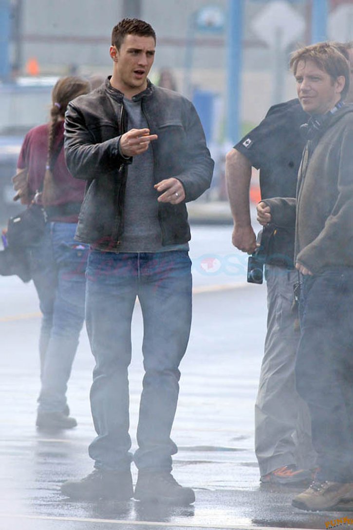 sur le tournage avec le comédien Aaron Taylor-Johnson (à gche)