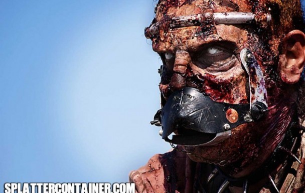 Le cinéaste italien Gianluca Petrazzi s'aventure hors du monde des cascades, qui a fait sa réputation depuis 37 ans en réalisant son premier long-métrage : "Zombie 3D" (voir ci-dessous)