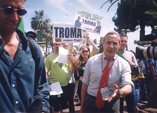 LE PRÉSIDENT DE TROMA EST ARRIVÉ À CANNES POUR DIRIGER LE MOUVEMENT OCCUPY CANNES ! (voir ci-dessous)