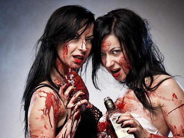 "See No Evil" ("Le regard du diable"), le thriller d'horreur de Gregory Dark de 2006, fait l'objet d'une suite dirigée par  les jumelles canadiennes Jennifer et Sylvia Soska (voir ci-dessous)