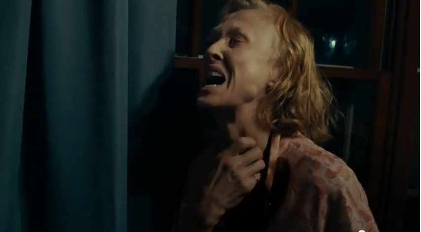 Un film d'horreur produit par Bryan Singer : "The Takinfg of Deborah Logan" (voir ci-dessous)