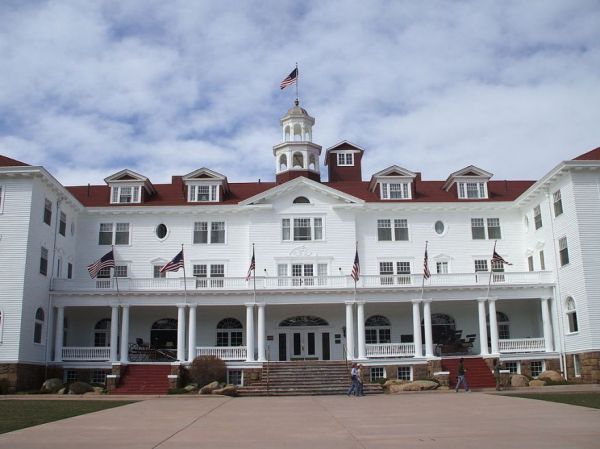 L’Hotel qui a inspiré « SHINING » va devenir un musée des horreurs et un studio de cinéma ! (voir ci-dessous)