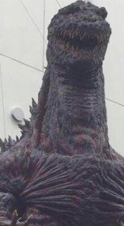 Notre dragon atomique préféré sera animé via différentes techniques (marionnette, animatronique, effets digitaux, le costume principal en caoutchouc étant manipulé par trois personnes).