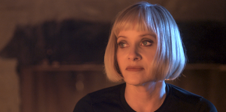 Barbara Crampton, vedette de plusieurs films d’horreur en tournage ou postproduction, dont APPLECART, du producteur de Don «Phantasm» Coscarelli…. (voir ci-dessous)