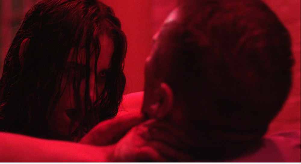 Quatre jeunes gens cloués sur le lit de la terreur dans le canadien « Bed of the Dead »… (voir ci-dessous)