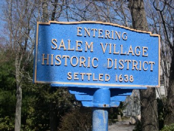 Les sorcières envahissent nos écrans : SALEM VILLAGE en est une nouvelle illustration (voir ci-dessous)