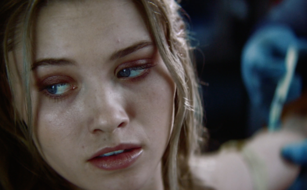 Une drogue expérimentale entraîne des morts en série dans TELL ME HOW I DIE…