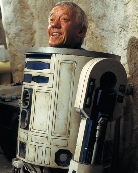 Kenny Baker, qui  incarnait le personnage emblématique  de R2-D2 dans"Star Wars", est décédé le 13 août à l’âge de 83 ans.