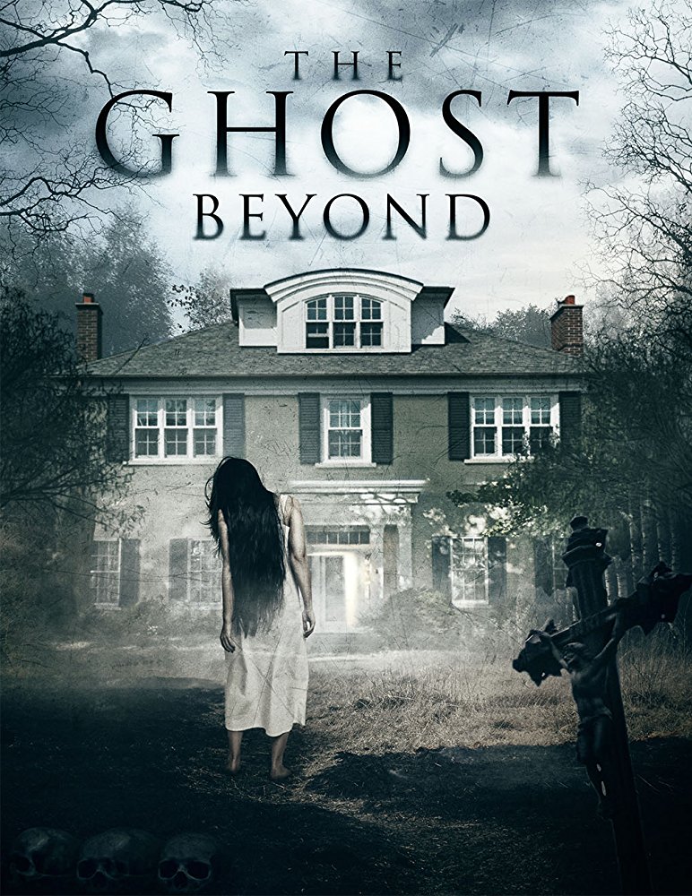 Dans «The Ghost Beyond» de R. Michael Givens, un romancier en difficulté emmène sa femme et son jeune fils dans une vieille maison de campagne, mais quand une présence commence à communiquer avec son fils, la famille doit échapper à un mal qui menace de l