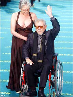Jesus Franco, et sa femme Lina Romay, recevant un prix pour l'ensemble de sa carrière à la 23e édition des Goyas, à Madrid, le Ier février 2009