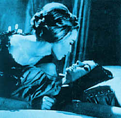 Barbara Steele et Margarete Robsahm dans une scène sulfureuse...