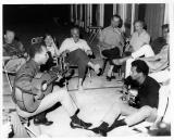 Peter Cushing et sa femme se détendent en compagnie de Lichael Carreras sur le plateau de "She"'