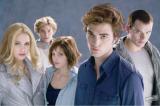 L'excellent "Twilight", auquel nous consacrerons un dossier dans l'EF de janvier, bat les records au box-office US et se classe en n°1. Le studio prévoit 50 à 60M$ pour son ouverture, voire plus, le film, une attachante loove-story, visant tous les public