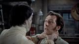 Peter Cushing étranglé par sa Créature (Christopher Lee) dans "Frankenstein s'est échappé" de Terence Fisher (1957).