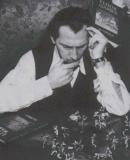 Peter Cushing était un membre enthousiaste de la Société des Modèles Réduits de Soldats. IL créa des modèles réduits de soldats de toutes les périodes de l'histoire militaire.